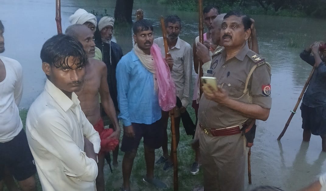 घटनास्थल पर मौजूद ग्रामीण और पुलिस