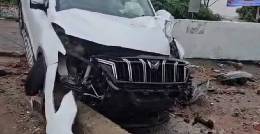 Kanpur Car loses control and rams into divider front section badly damaged injured admitted to hospital