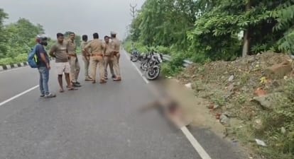 घटनास्थल पर जांच करती पुलिस