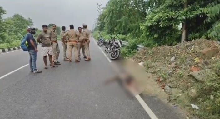 घटनास्थल पर जांच करती पुलिस