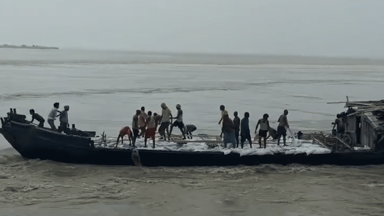 bhagalpur-navgachia-raghopur-ganga-boat-accident-18-labourers-6-missing-sdrf-rescue
