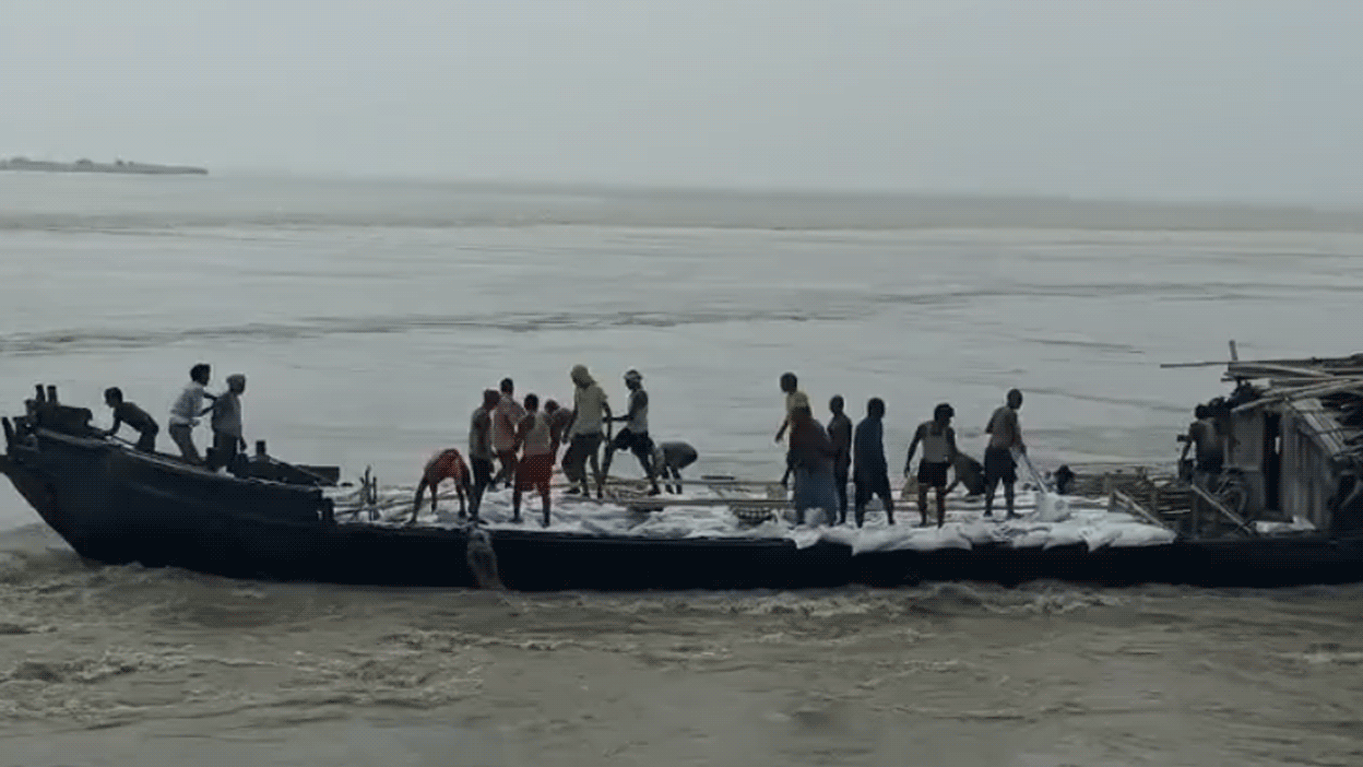 मजदूरों को लेकर नदी पार कर रही नाव गंगा की तेज धारा के बीच अचानक अनियंत्रित होकर पलट गई।