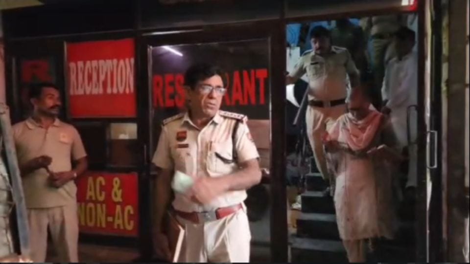 मौके पर जांच करने पहुंची पुलिस
