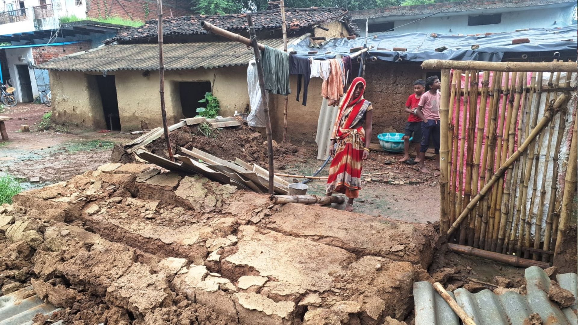 Heavy rain Houses collapsed in Mirzapur dam gates opened in Chandauli and Sonbhadra
