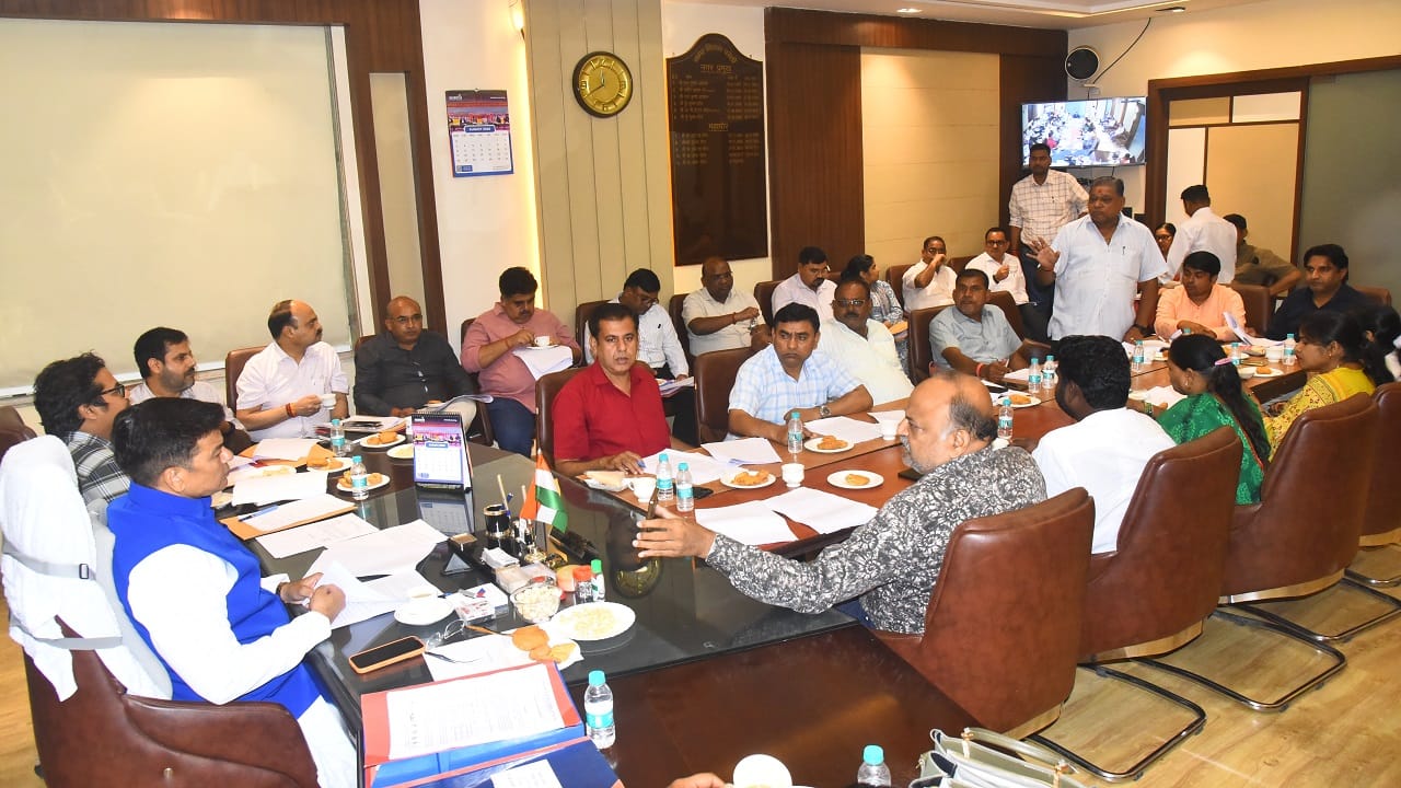 नगर निगम में आयोजित कार्यकरणी में मौजूद मेयर,नगर आयुक्त और पार्षदगण