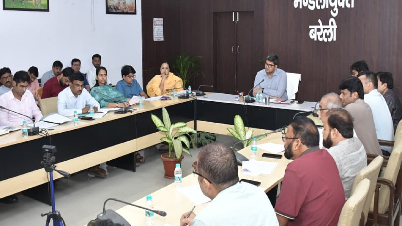 मंडलीय उद्योग बंधु समिति की बैठक लेते कमिश्नर