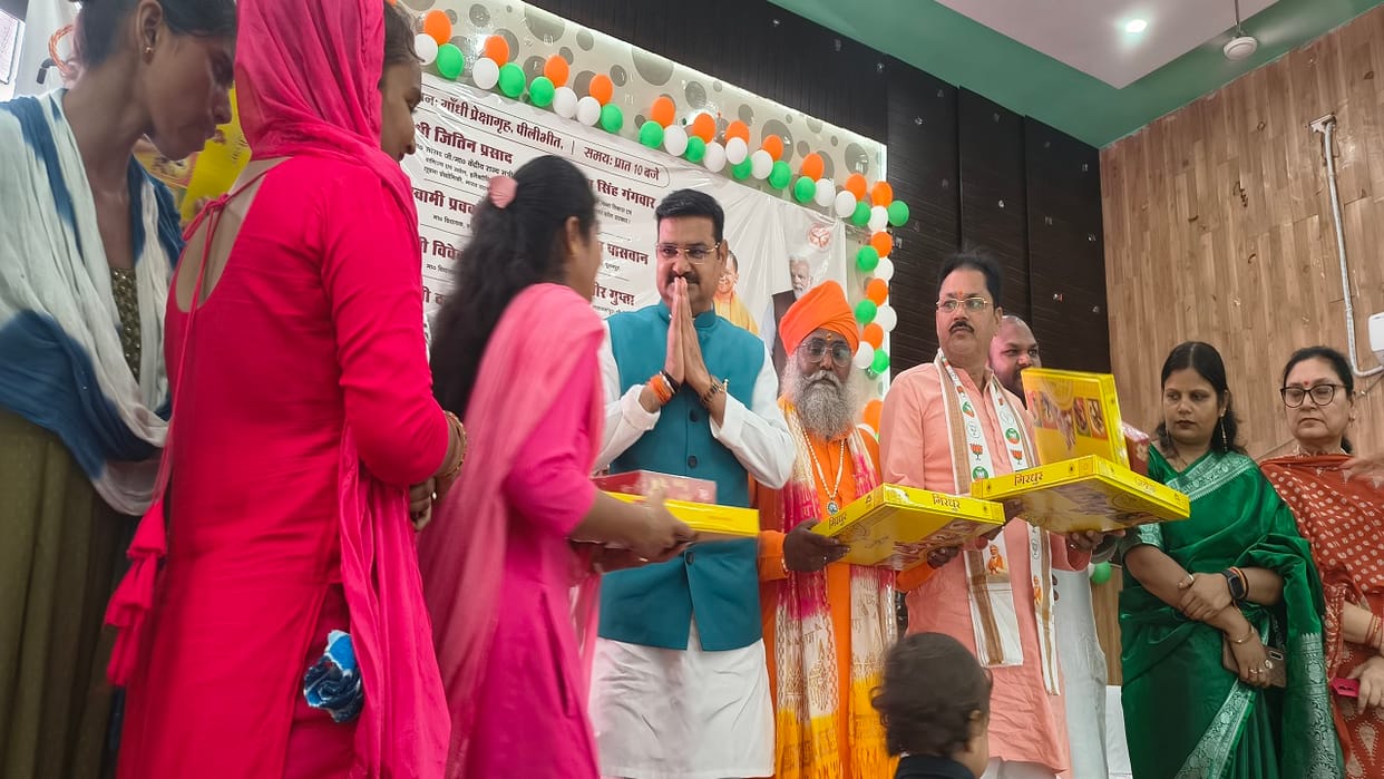 Minister of State Sanjay Gangwar honored women in Pilibhit