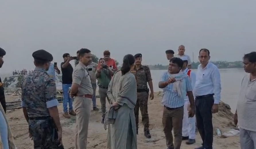 navgachia-raghopur-boat-accident-contractors-fir-two-labourers-missing