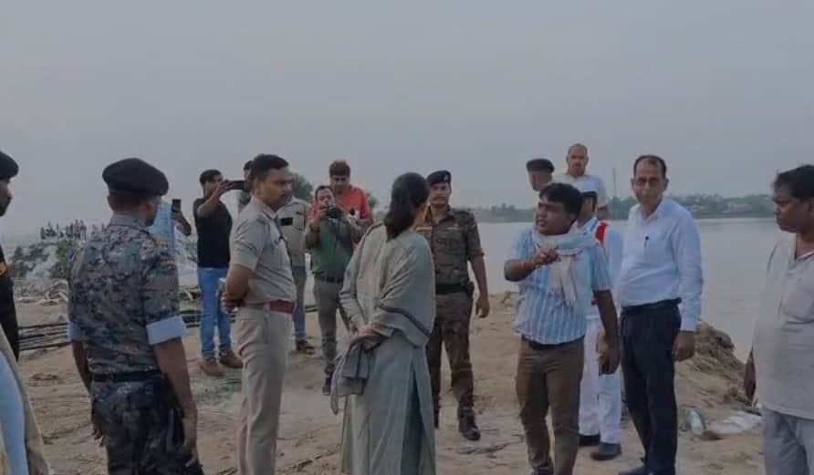नाव पलटने के मामले में प्रशासन ने सख्त रुख अपनाया है।