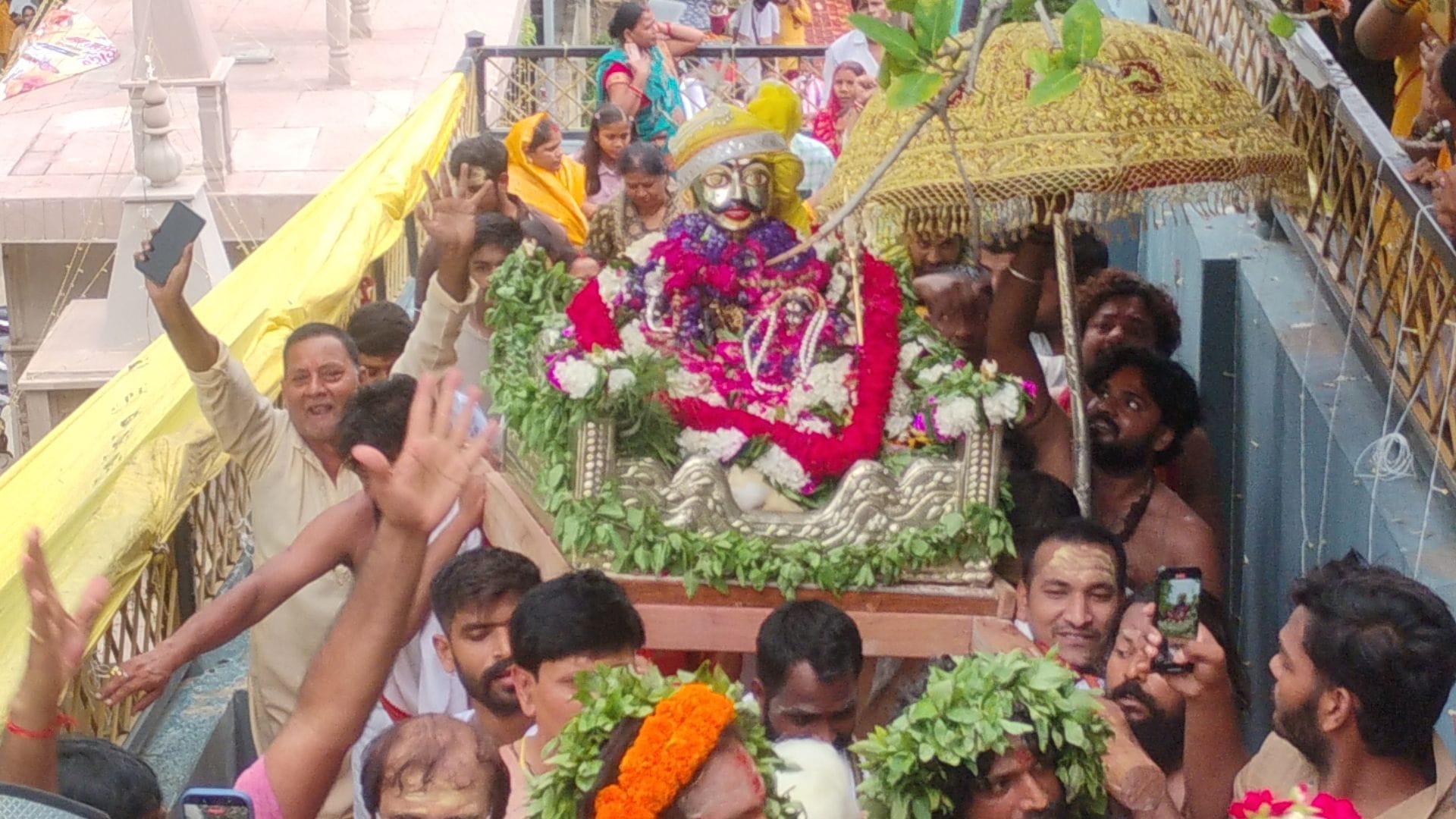Kashi vishwanath arrived at his in-laws home with his family in varanasi