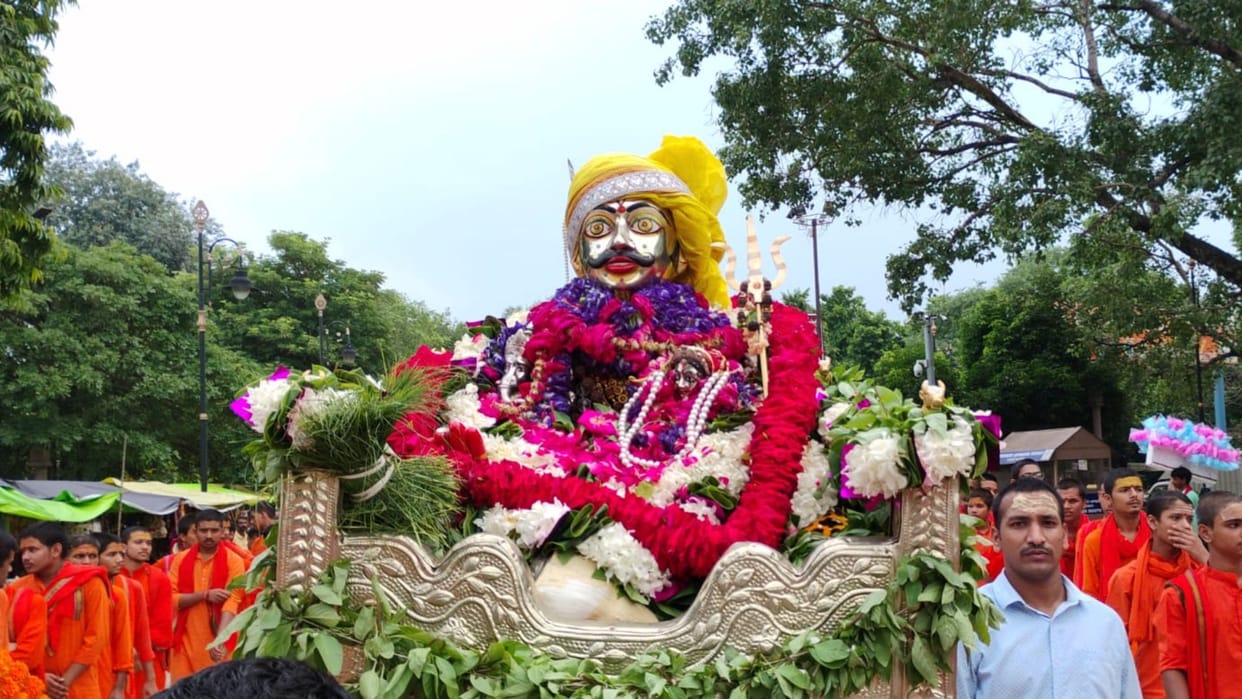 Kashi vishwanath arrived at his in-laws home with his family in varanasi