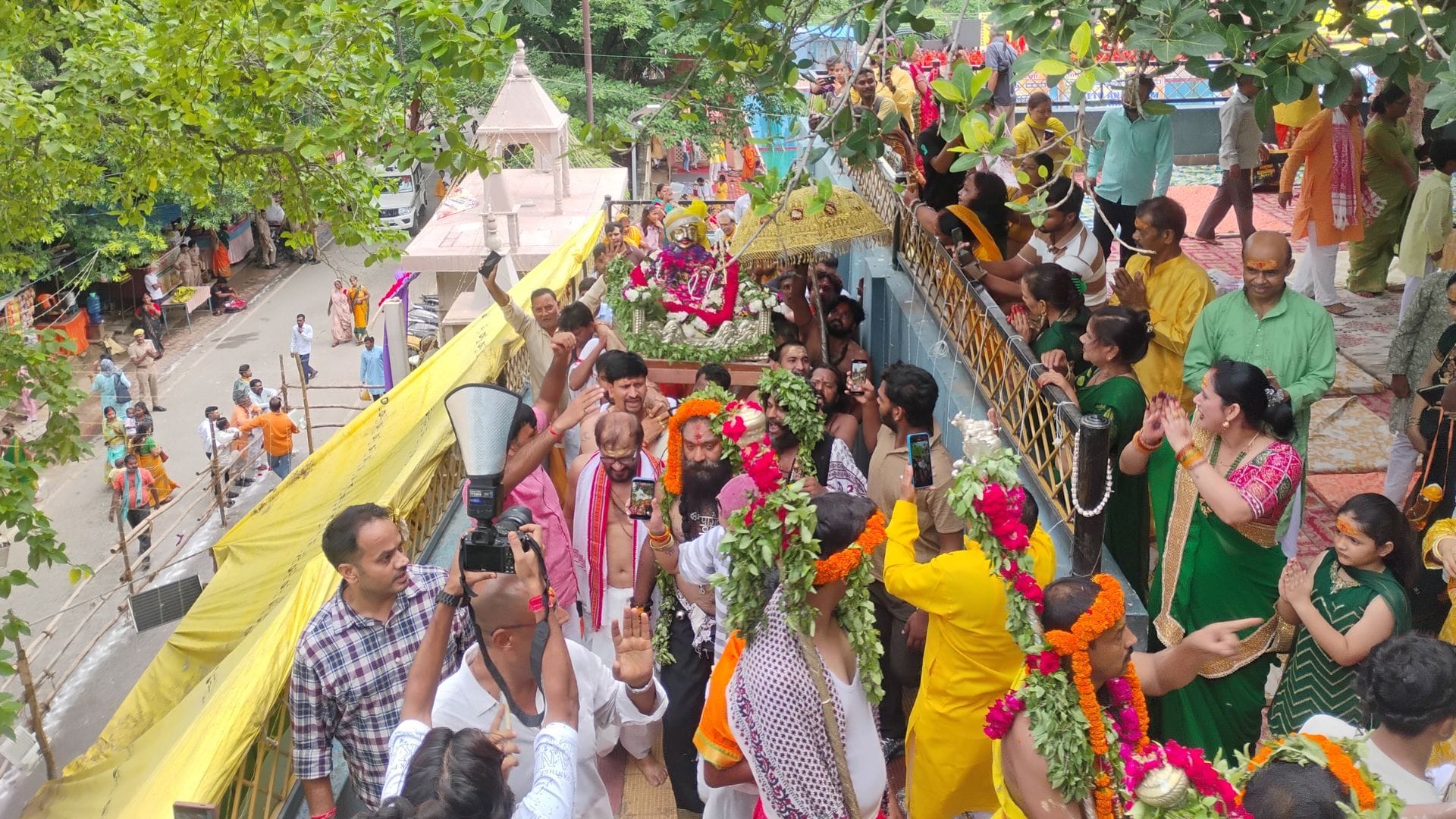 Kashi vishwanath arrived at his in-laws home with his family in varanasi