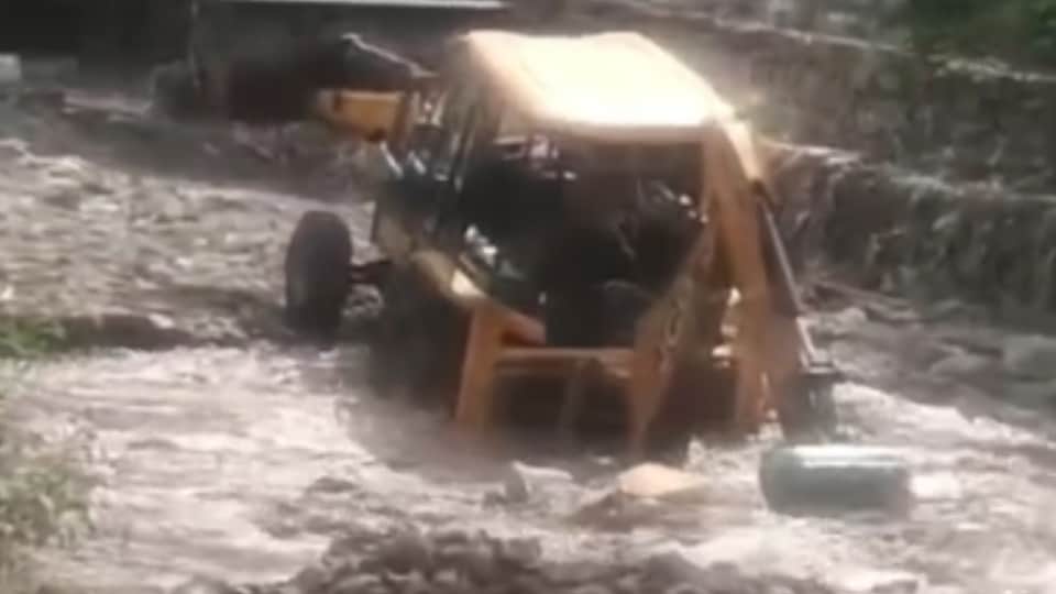 continuous rainfall in Himachal Sukhna Choe flowing near Handia neighborhood of Kalka