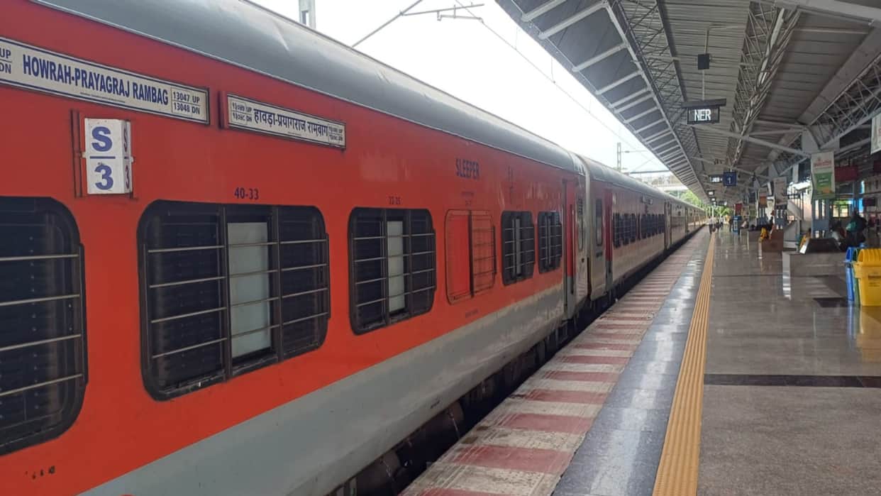 Vibhuti Express returns to the old platform after eight days; train operations resume at Rambagh Station.