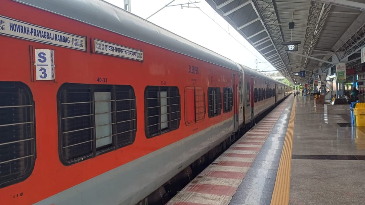 Vibhuti Express returns to the old platform after eight days; train operations resume at Rambagh Station.