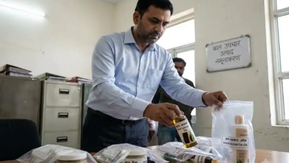 सैंपल लेते अधिकारी