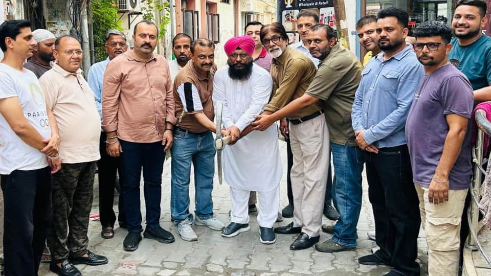 सड़क पर टक लगाते पार्षद
