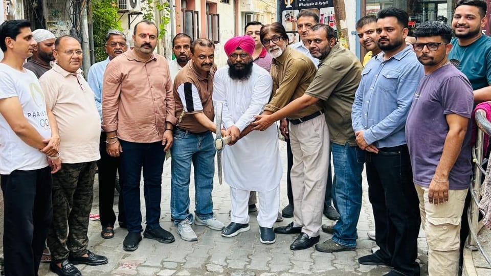 सड़क पर टक लगाते पार्षद