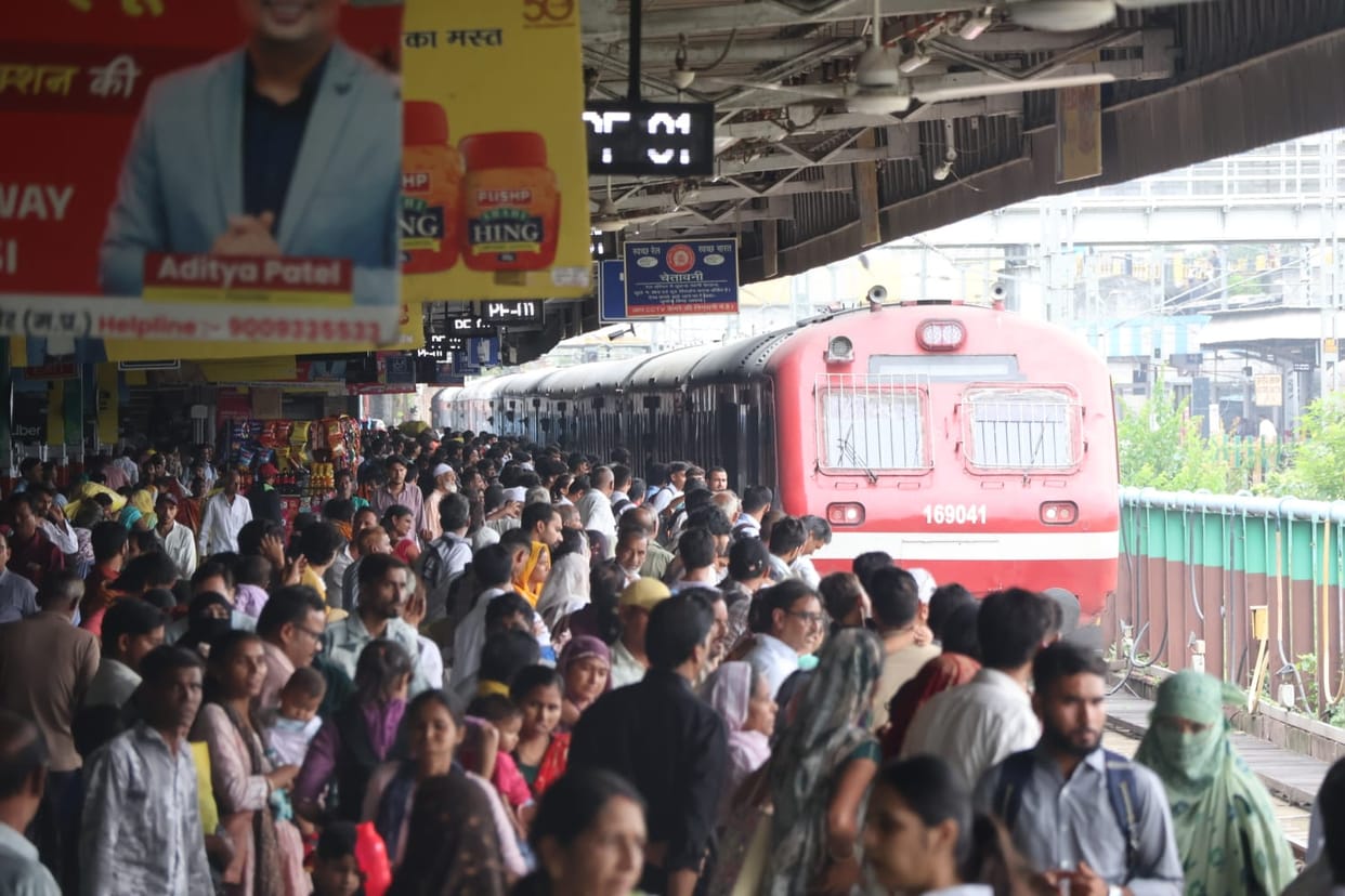 Indore: Due to Rakhi festival, there is a lot of passenger pressure in trains and buses, trains on Mumbai, Pun