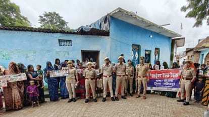 सौजना पुलिस जागरूकता अभियान चलाती हुई।