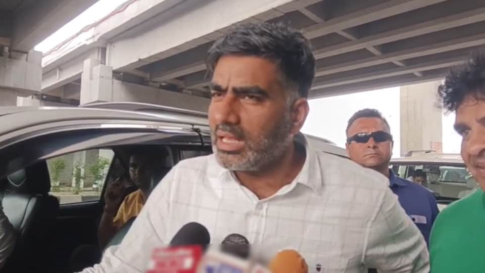 Meerut: Atul Pradhan Removes Controversial Akhilesh Yadav Posters, Targets BJP Over Inflation and Public Issue