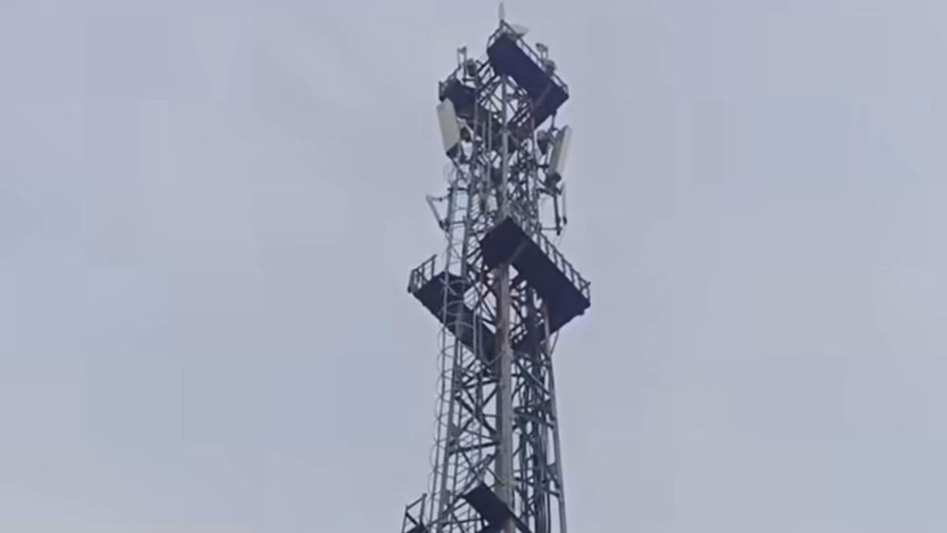 टावर पर चढ़ी किशोरी