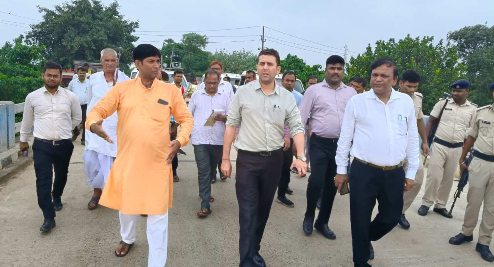 bihar flood alert nepal tibet cloudburst gandak river water level vaishali west champaran begusarai