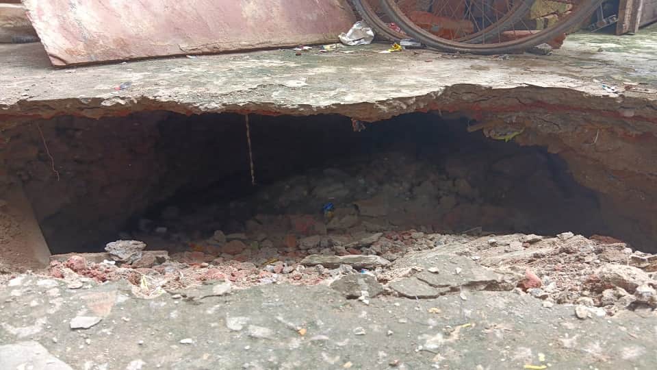 Namami Gange Sewer Line Leak Causes Road Collapse In Agra Experts Called From Delhi