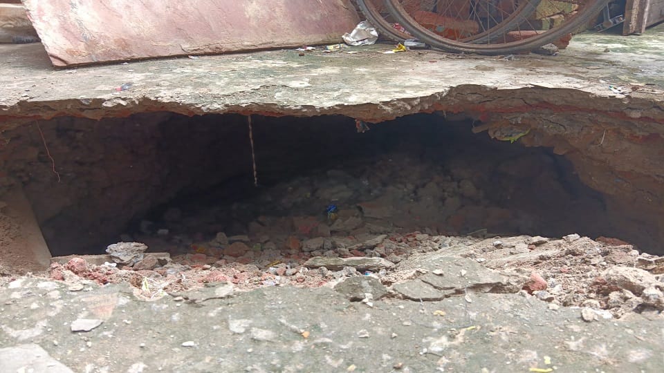 Namami Gange Sewer Line Leak Causes Road Collapse In Agra Experts Called From Delhi