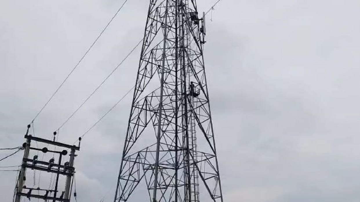 Man climbs mobile tower after dispute with wife in Lakhimpur kheri