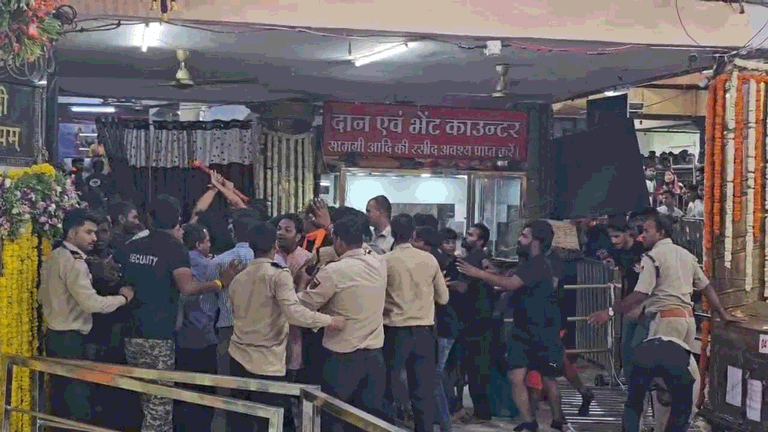 Uproar at Mahakal Temple Kanwariyas created a massive ruckus in the Nandi Hall and attempted to storm