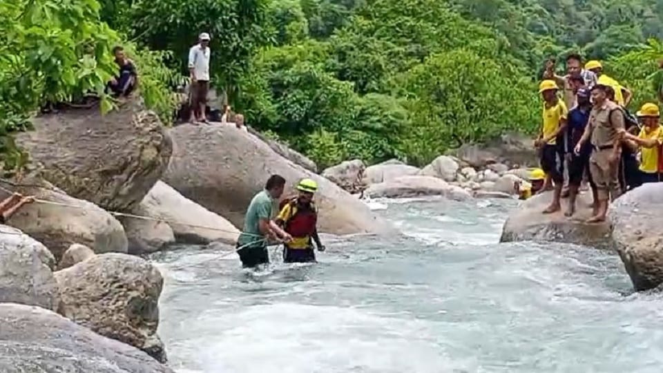 युवक की उफनती गाड़ में बहने से मौत,