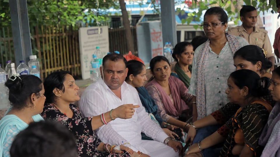 नोएडा: 28 घंटे तक पोस्टमार्टम हाउस के बाहर धरना, बेटे की हत्या से क्षुब्ध मां ने कहा- आरोपियों का हो एनकाउंटर