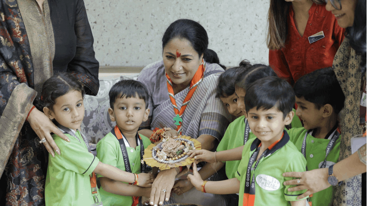delhi cm rekha celebrated festival of Rakhi with children today