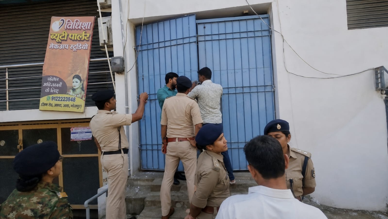 होटल को सील करती पुलिस।