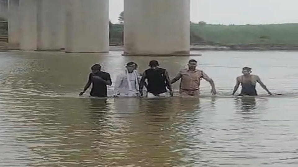 Congress leader jumps into river after motorboats fail to operate in Chambal on Raksha Bandhan