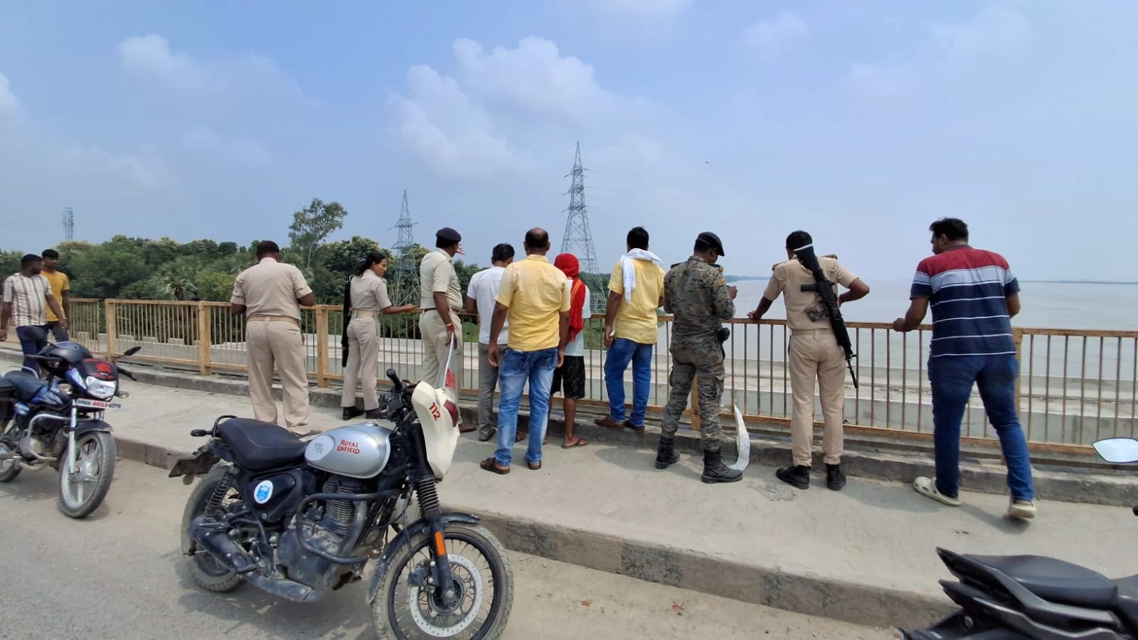 छात्रा ने कथित तौर पर सरयू नदी में छलांग लगा दी।