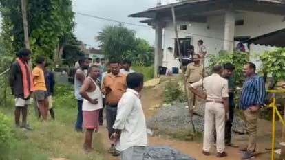 घटनास्थल का निरीक्षण करती पुलिस और फोरेंसिक टीम