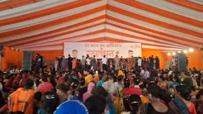 रक्षाबंधन कार्यक्रम में महिलाओं की भीड़