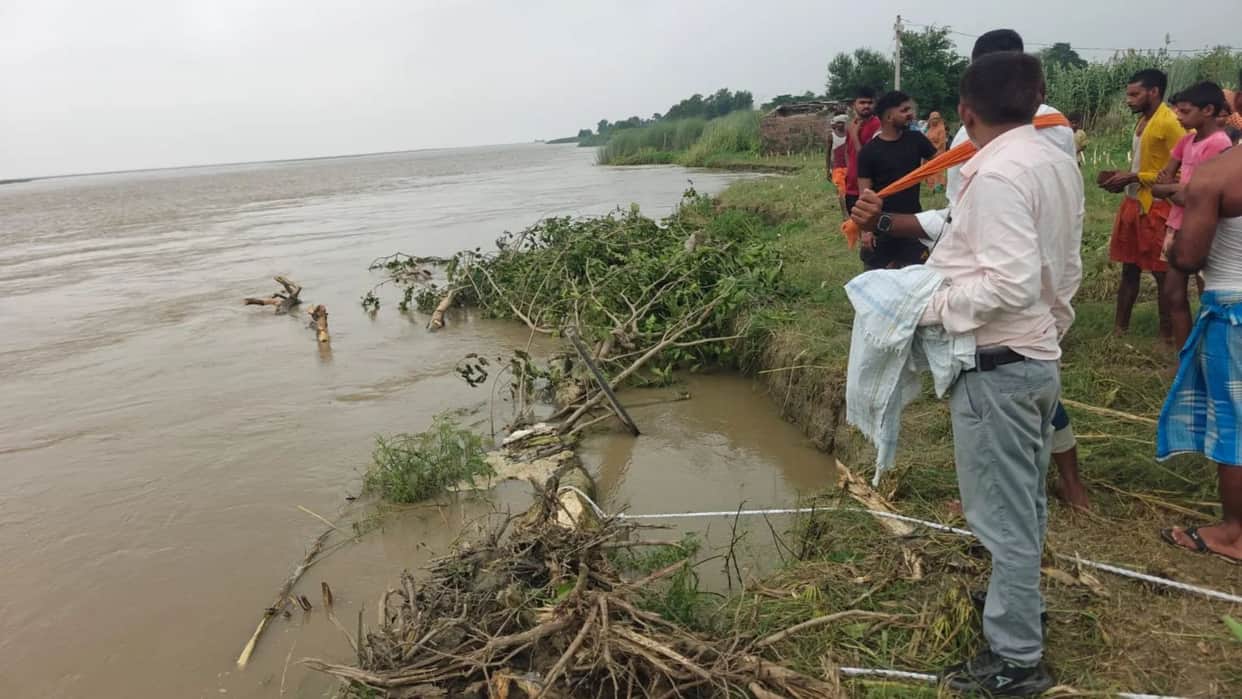 GANGA WATER LEVEL RISES, FLOODWATER ENTERS SEVERAL VILLAGES; EROSION CONTROL WORK BEGINS IN KUTLUPUR