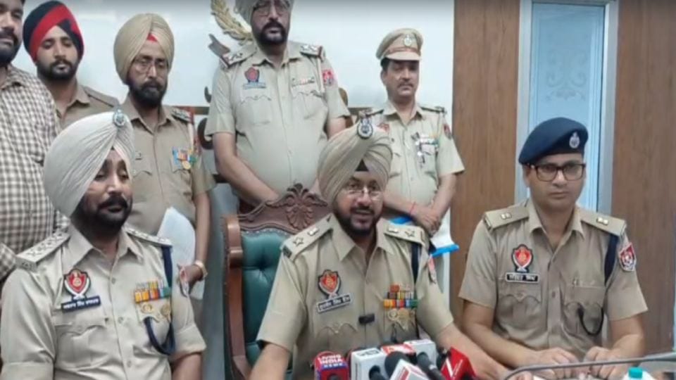 घटना की जानकारी देते पुलिस कर्मचारी