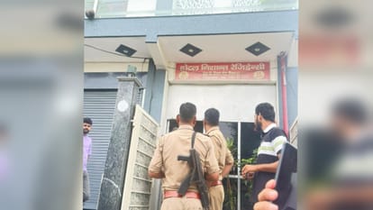 होटल पहुंची पुलिस