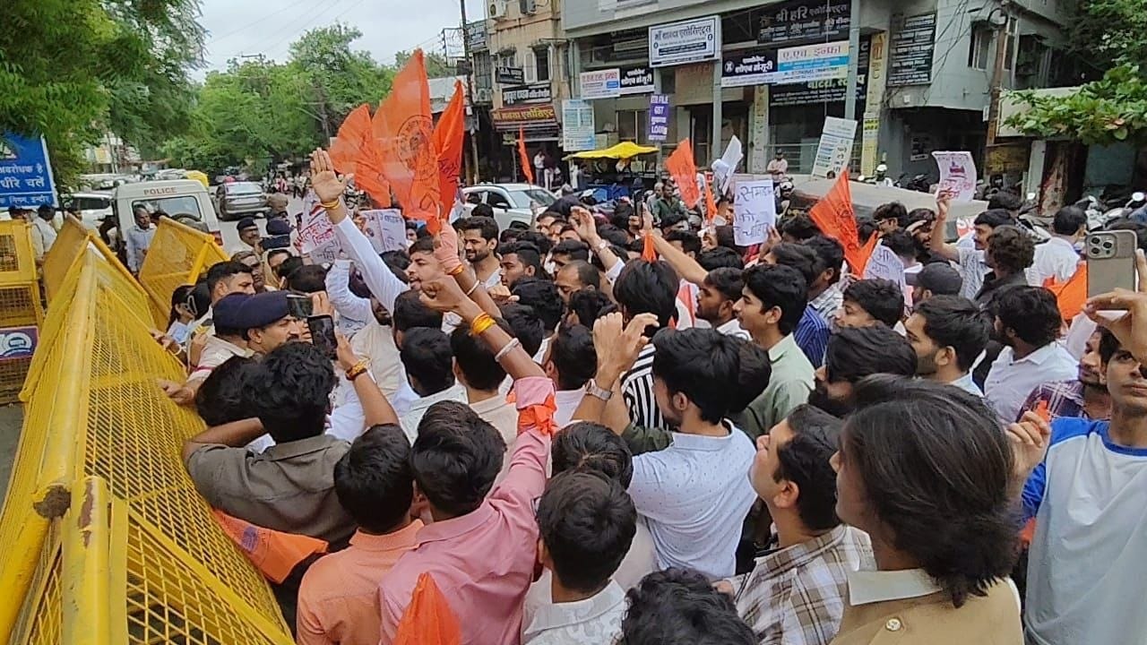 indore-news-abvp-protest-at-collectorate-over-government-college-facilities
