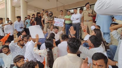 कलेक्टर को ज्ञापन देने पर अड़े छात्र