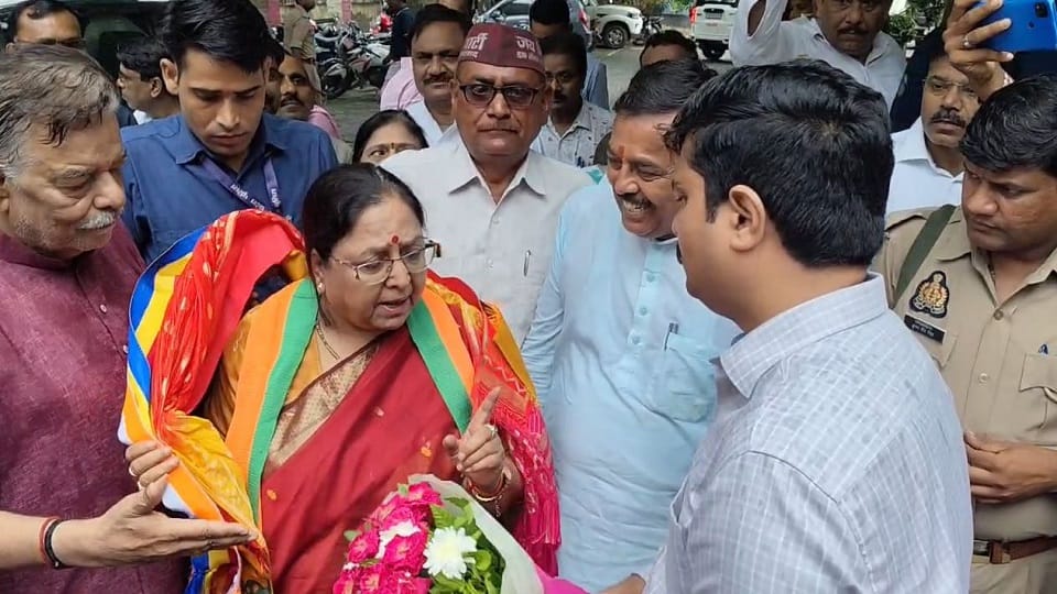 Viral Video Cabinet Minister Baby Rani Maurya expressed displeasure with Etah District Magistrate Arvind Sing