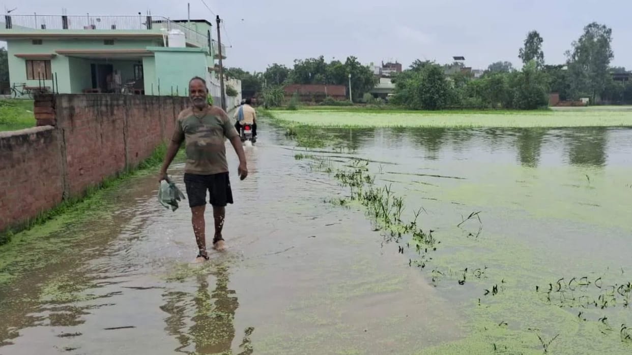 Main roads connecting 25 villages submerged for five days population of 60,000 helpless in chandauli