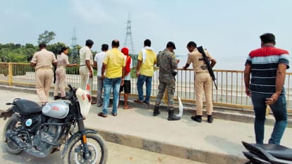 जयप्रभा सेतु पर माैजूद पुलिस और भीड़।