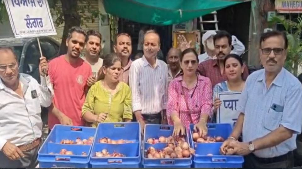 कांग्रेस ने लगाया प्याज का लंगर
