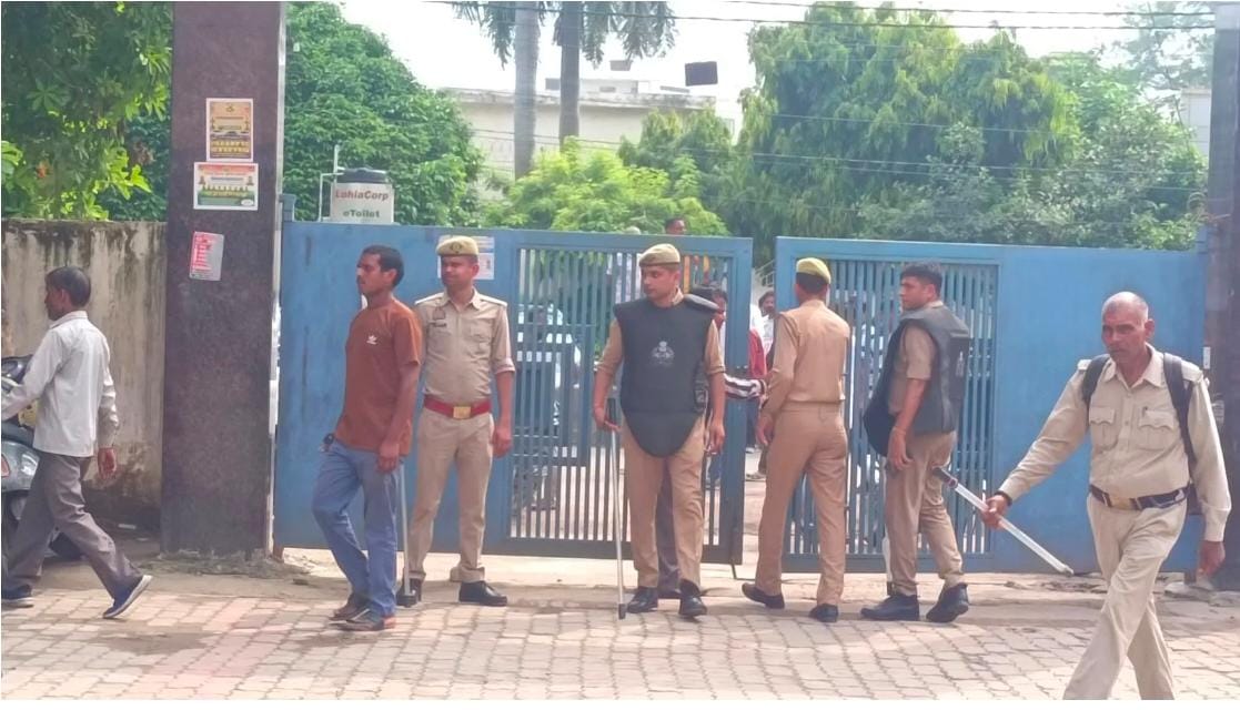 आरटीओ दफ्तर के बाहर तैनात फोर्स
