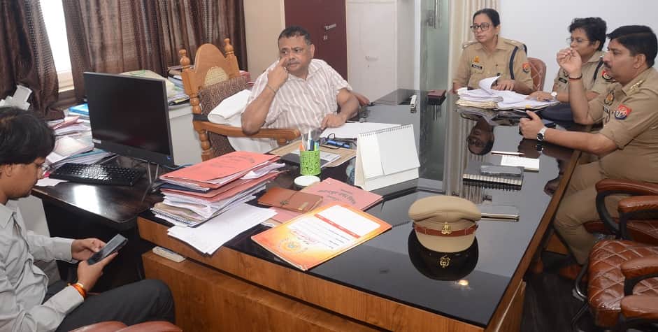 नगर निगम मुख्यालय में पूछताछ करती एसआईटी